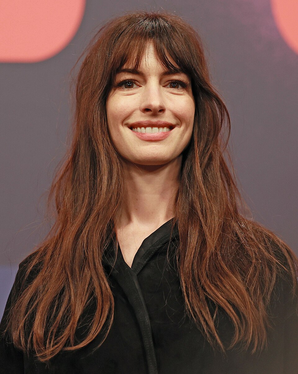 Anne Hathaway bei der Berlinale 2023 mit langem Haar und Pony.